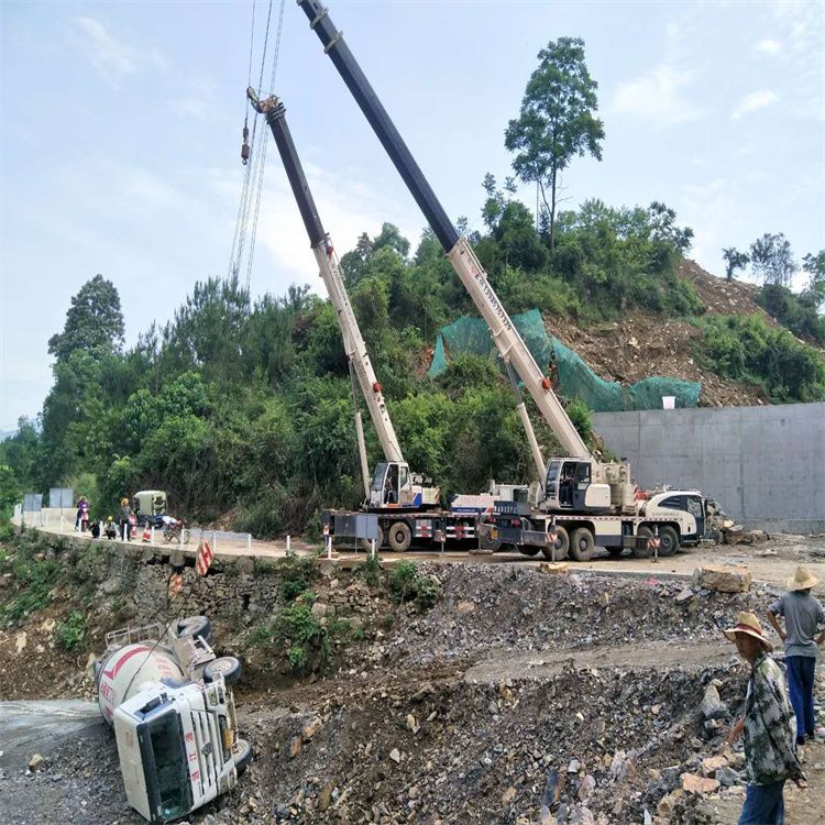 南通崇川汽车掉沟里叫吊车救援要多少钱